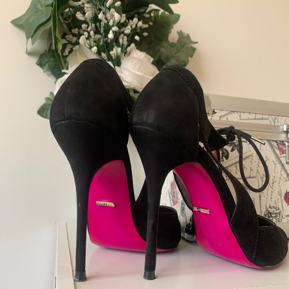 💗KURT GEIGER ‘Carvela’💗
Black strapped pumps with pink undertone 👠